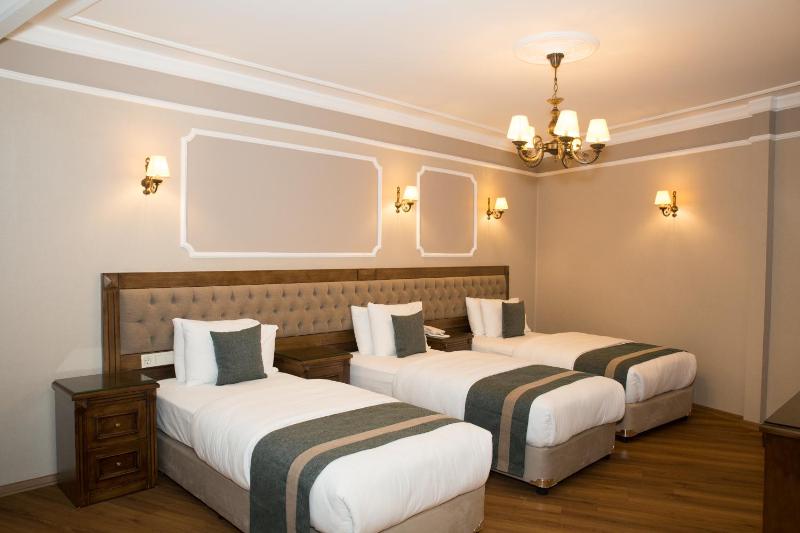 Deluxe Triple Room with Partial Sea View image 1