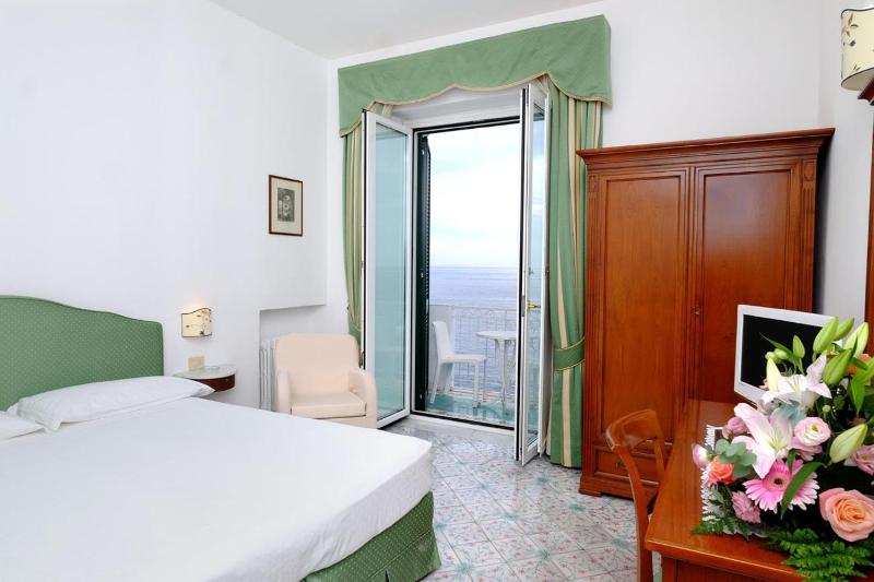 Standard Double Room with Sea View image 3