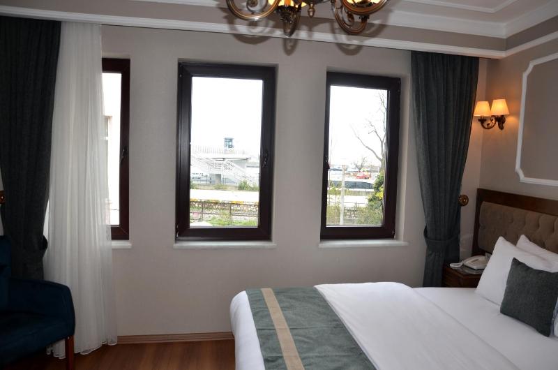 Deluxe Double Room with Partial Sea View image 1