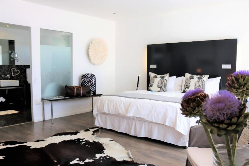 Large Deluxe Seafacing Double Room with Balcony image 4