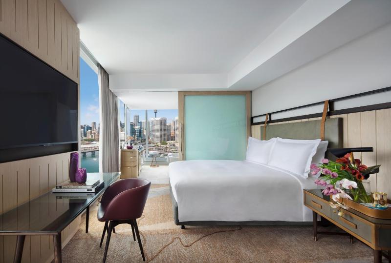 Luxury Corner Room with One King Bed and Darling Harbour View image 3