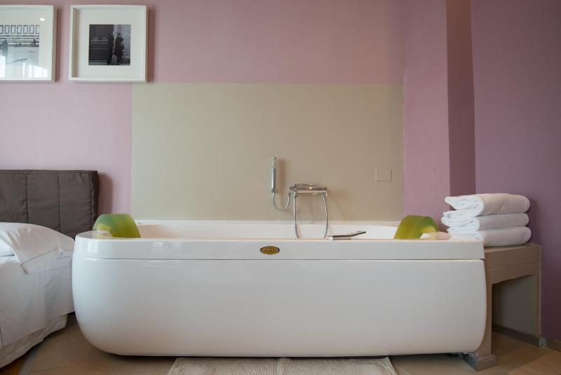 Deluxe Double or Twin Room with Spa Bath image 3