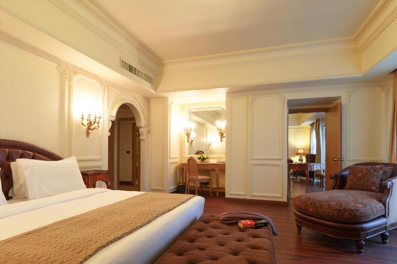 Diplomatic Suite With Balcony image 1