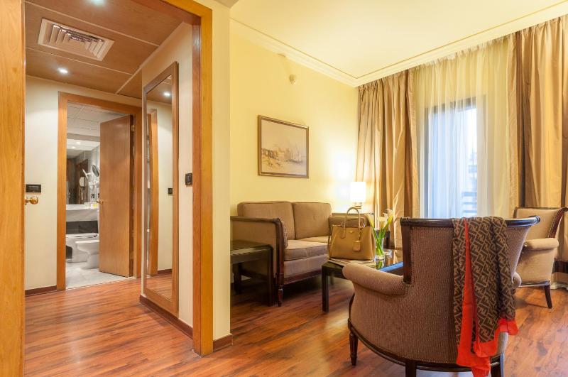 Business Suite with Balcony image 4