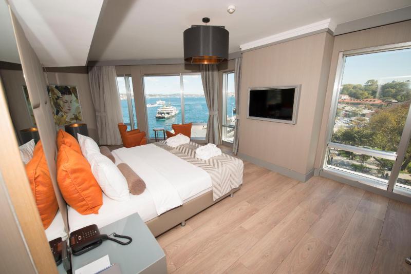 Queen Suite with Sea View image 3