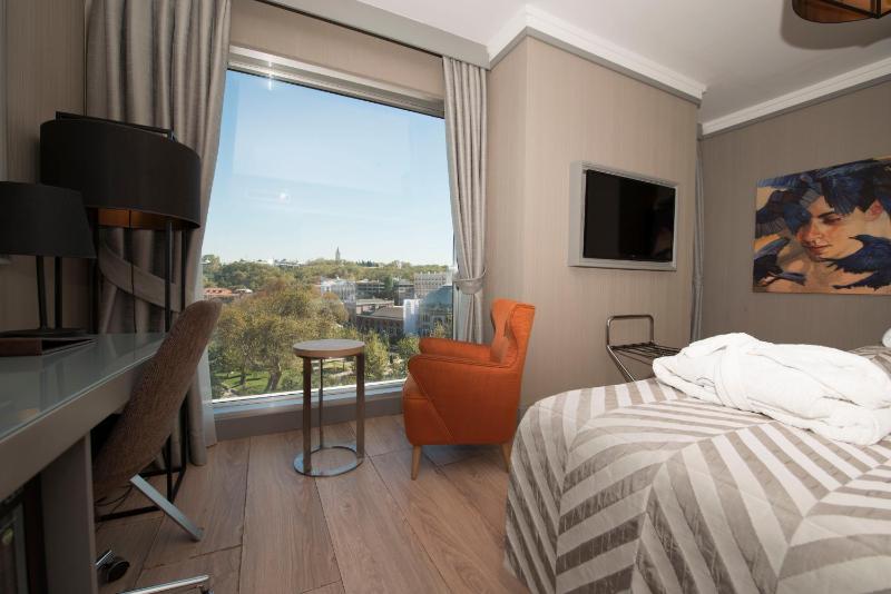 Deluxe Double or Twin Room with Sea View image 3