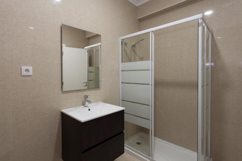 Twin Room with Private Bathroom image 2