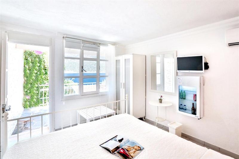 Double Room with Balcony and Sea View image 4