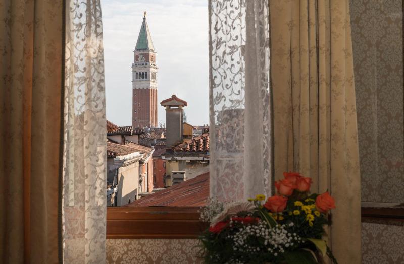Junior Suite with San Marco Bell Tower View  image 3