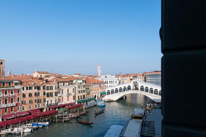 Junior Suite with Grand Canal/Rialto Bridge View image 4