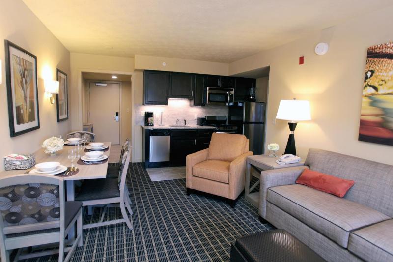 Deluxe Family Suite image 3