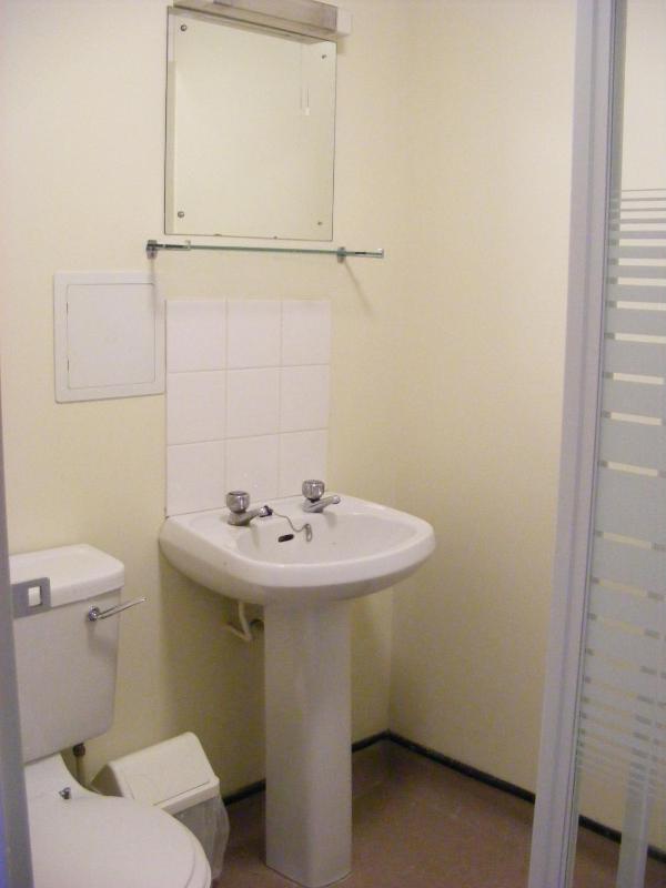 Single Room with Shared Bathroom image 4