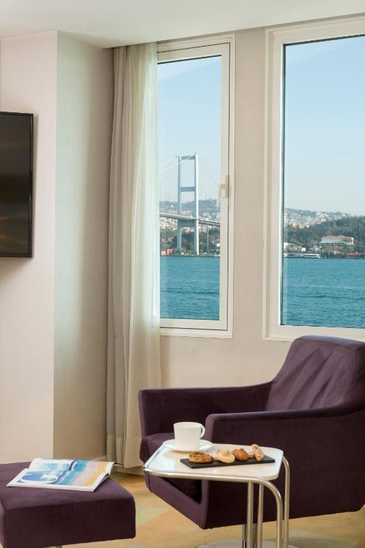 Junior Suite with Panoramic Bosphorus View image 3