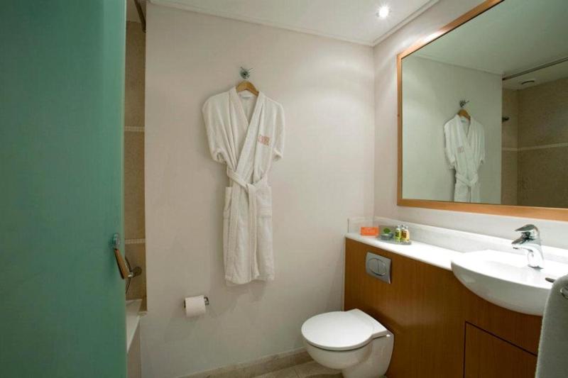 2 Double Rooms with Interconnecting Door image 3