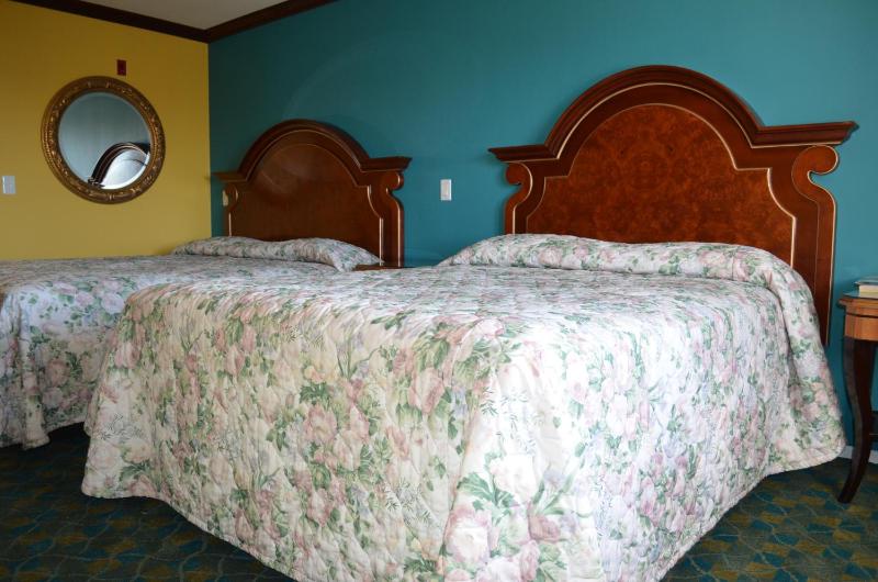 Deluxe Queen Room with Two Queen Beds image 3