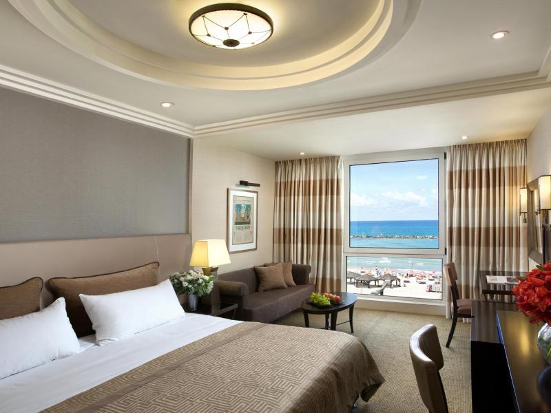 Executive Double Room with Club Lounge Access and Sea View image 2