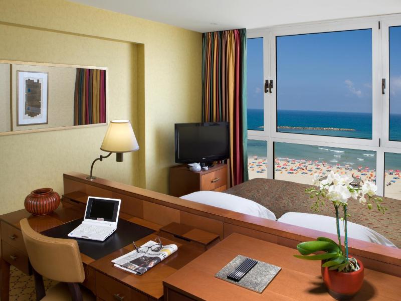 Executive Double Room with Club Lounge Access and Sea View image 3