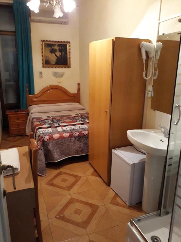 Single Room with Shower image 3