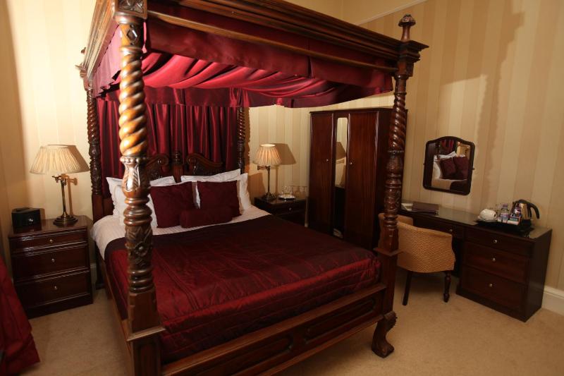 Superior Four-Poster Room image 1