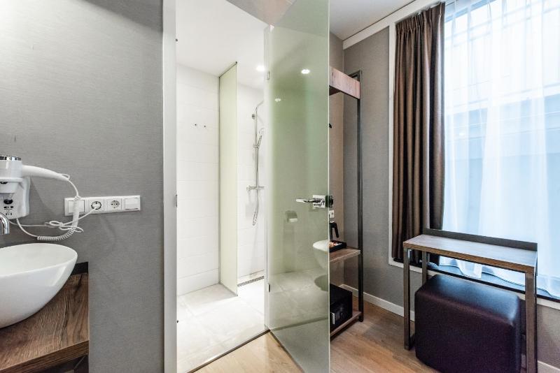 Standard Twin Room image 2