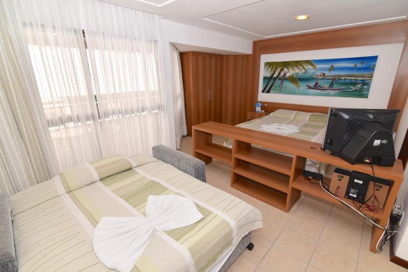 Deluxe Triple Room image 3