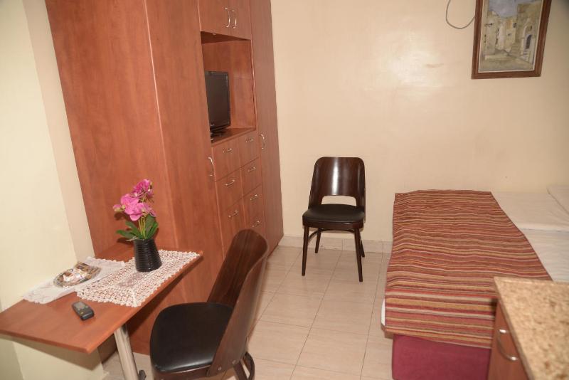 Studio Apartment (1 Adult) With Kitchen image 2