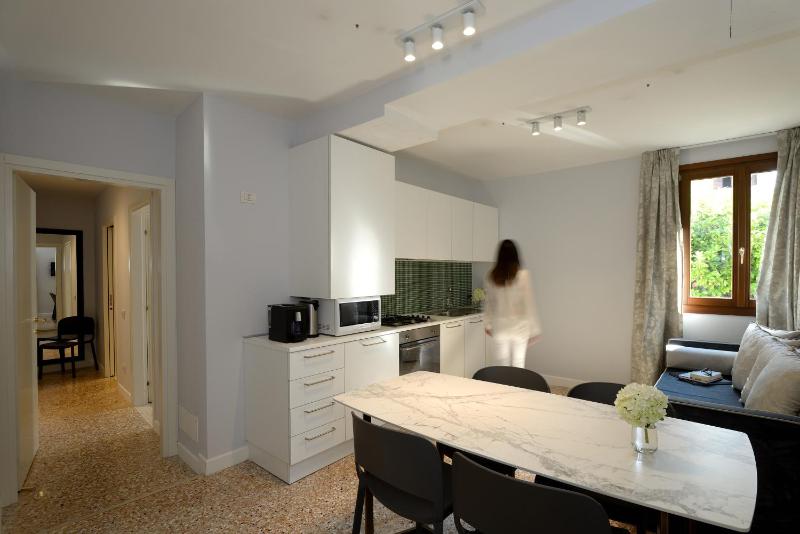 Two-Bedroom Apartment with Terrace (6 Adults) (San Marco 1859) image 3