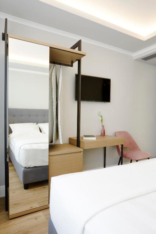 Classic Double Room with City View image 3