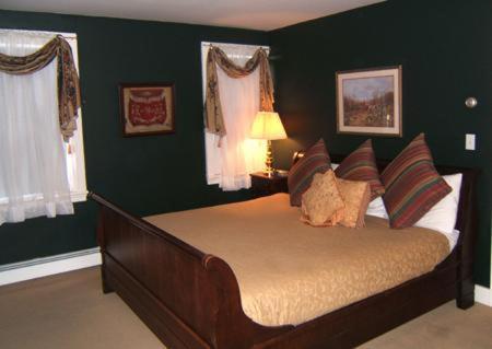 Deluxe King Room with Fireplace image 2