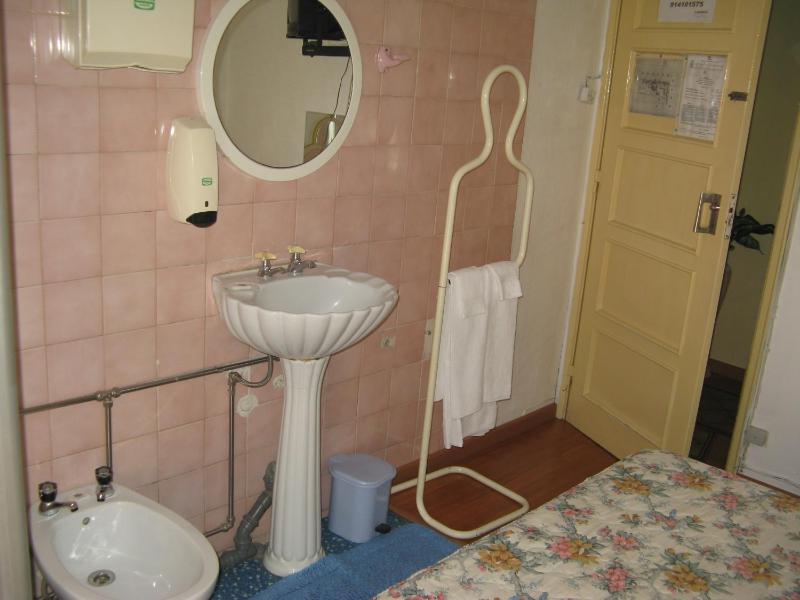 Double Room with Shared Toilet image 2