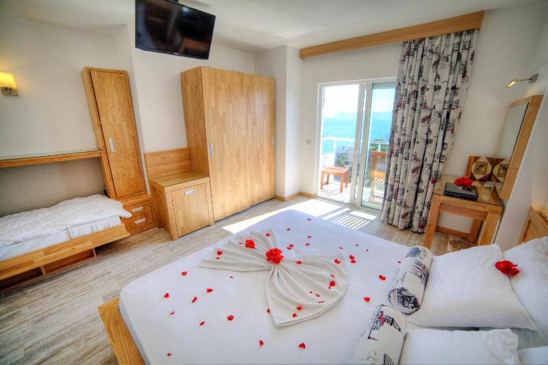 Standard Triple Room with Sea View image 2