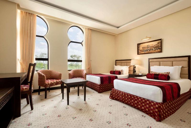 Deluxe Twin Room image 4