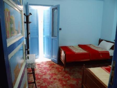 Single Room with Shared Bathroom image 1