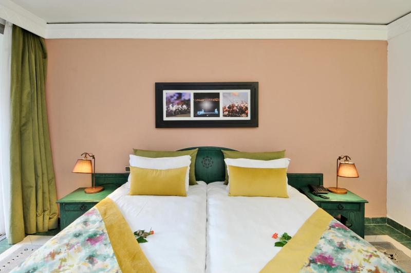 Double Room with Pool View image 1
