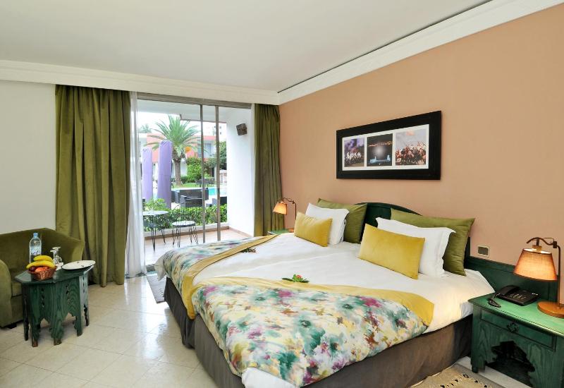Double Room with Pool View image 3