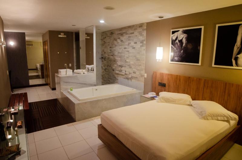 Double Room with Spa Bath image 2