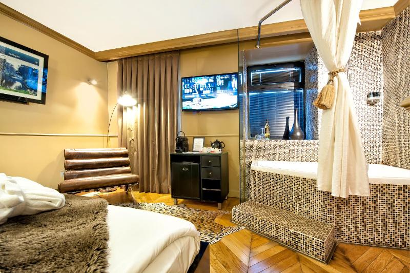 Luxury Room with Spa Bath image 2
