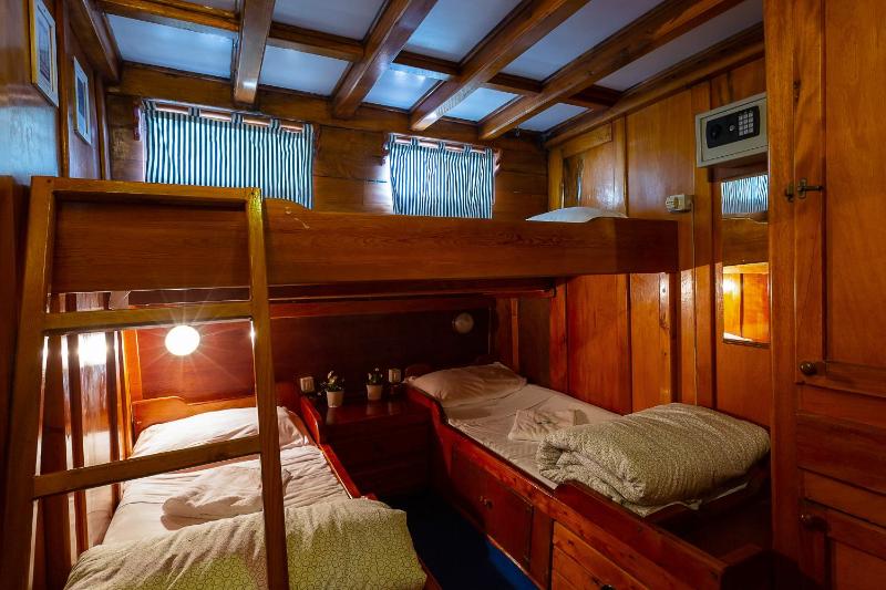 Triple Cabin with Single Beds image 2