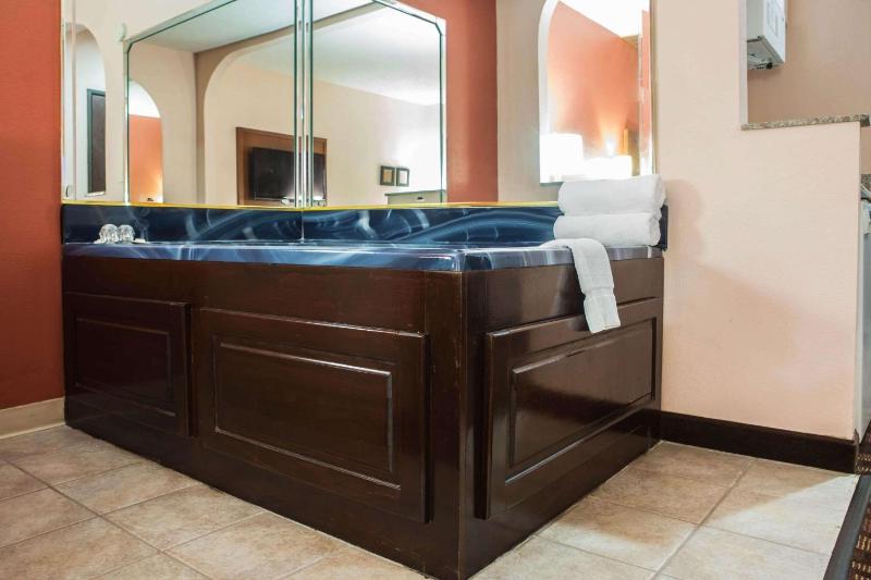 King Suite with Whirlpool - Non-Smoking image 2