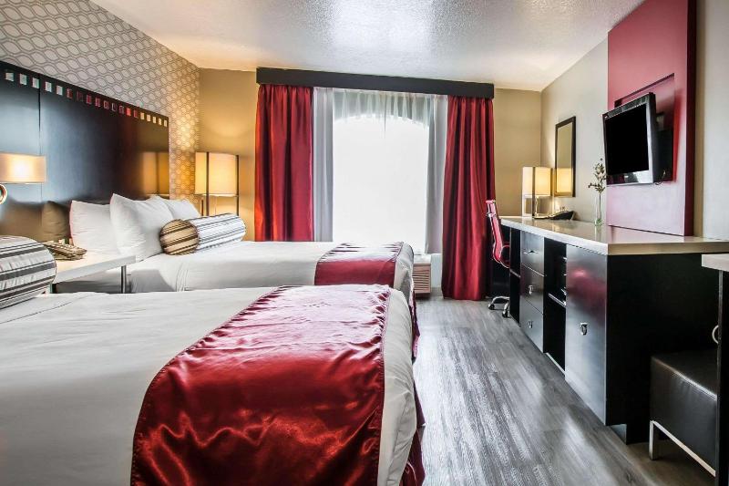 Standard Queen Room with Two Queen Beds image 3