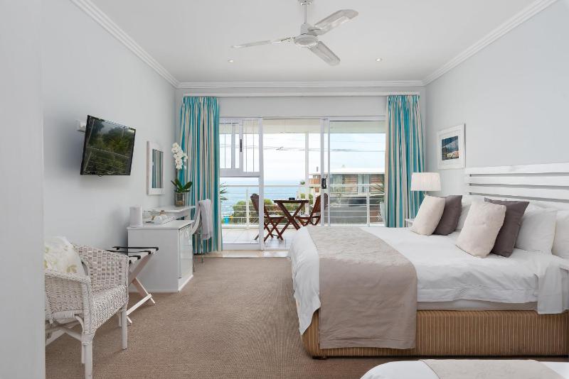 Deluxe Double or Twin Room with Sea View image 3