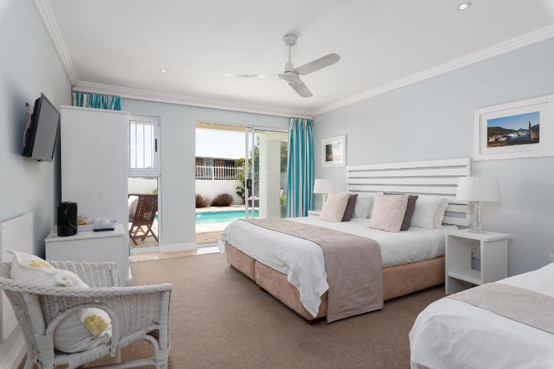 Double with Pool View (3 Adults) image 2
