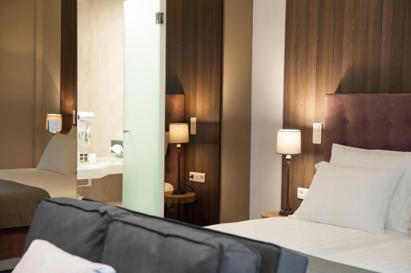 Luxury Double Room with Balcony image 1