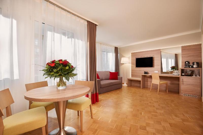 Junior Suite with Executive Lounge Access image 2