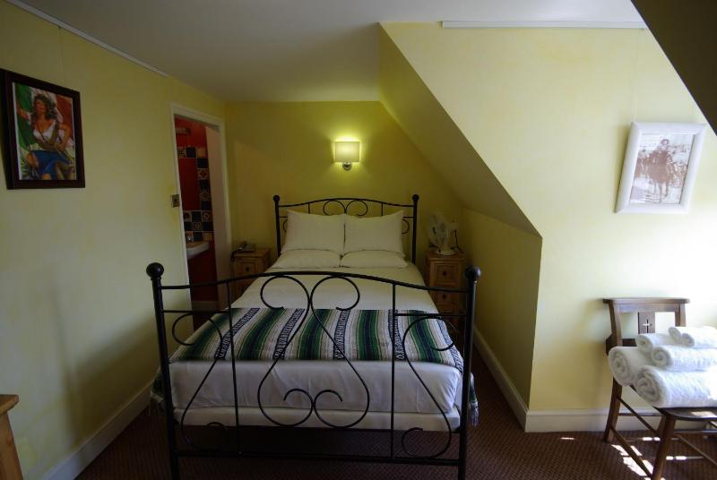 Double Room with Shared Bathroom Facilities image 1