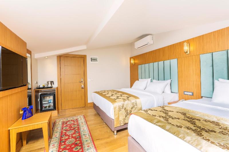 Superior Triple Room with Sea View image 4