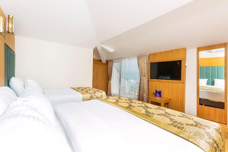 Superior Triple Room with Sea View image 3