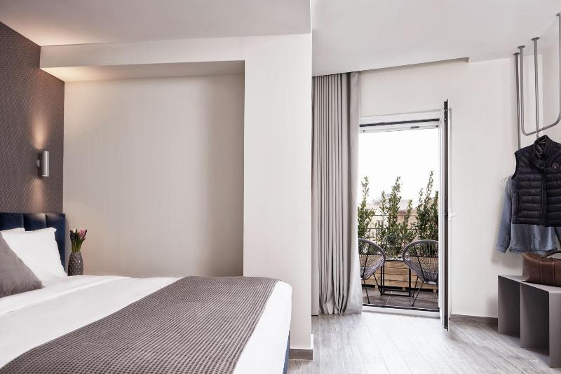Superior Suite with Balcony image 2