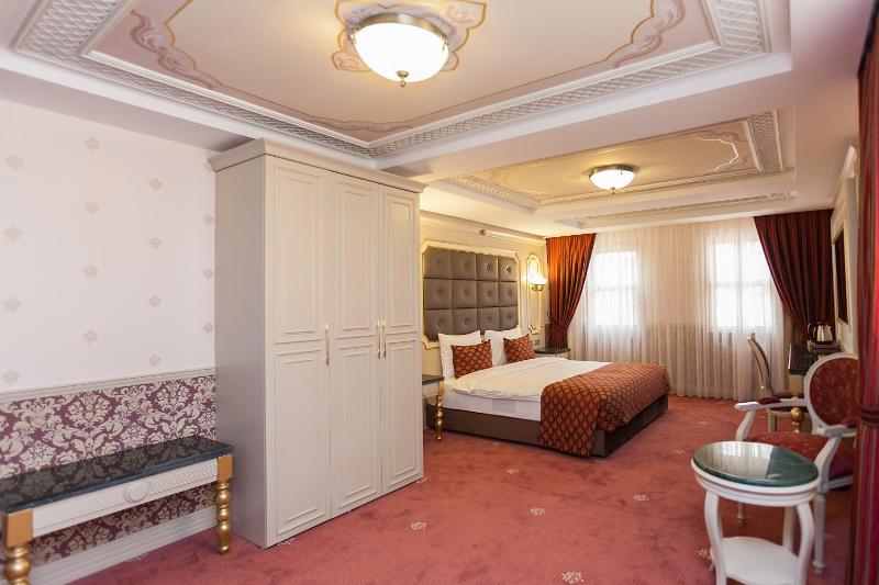 Deluxe Quadruple Room with Balcony image 1