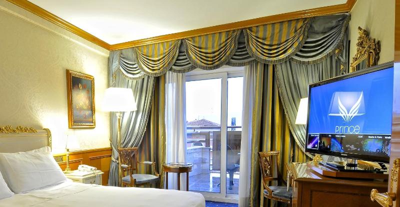 Superior Double or Twin Room with Balcony image 3